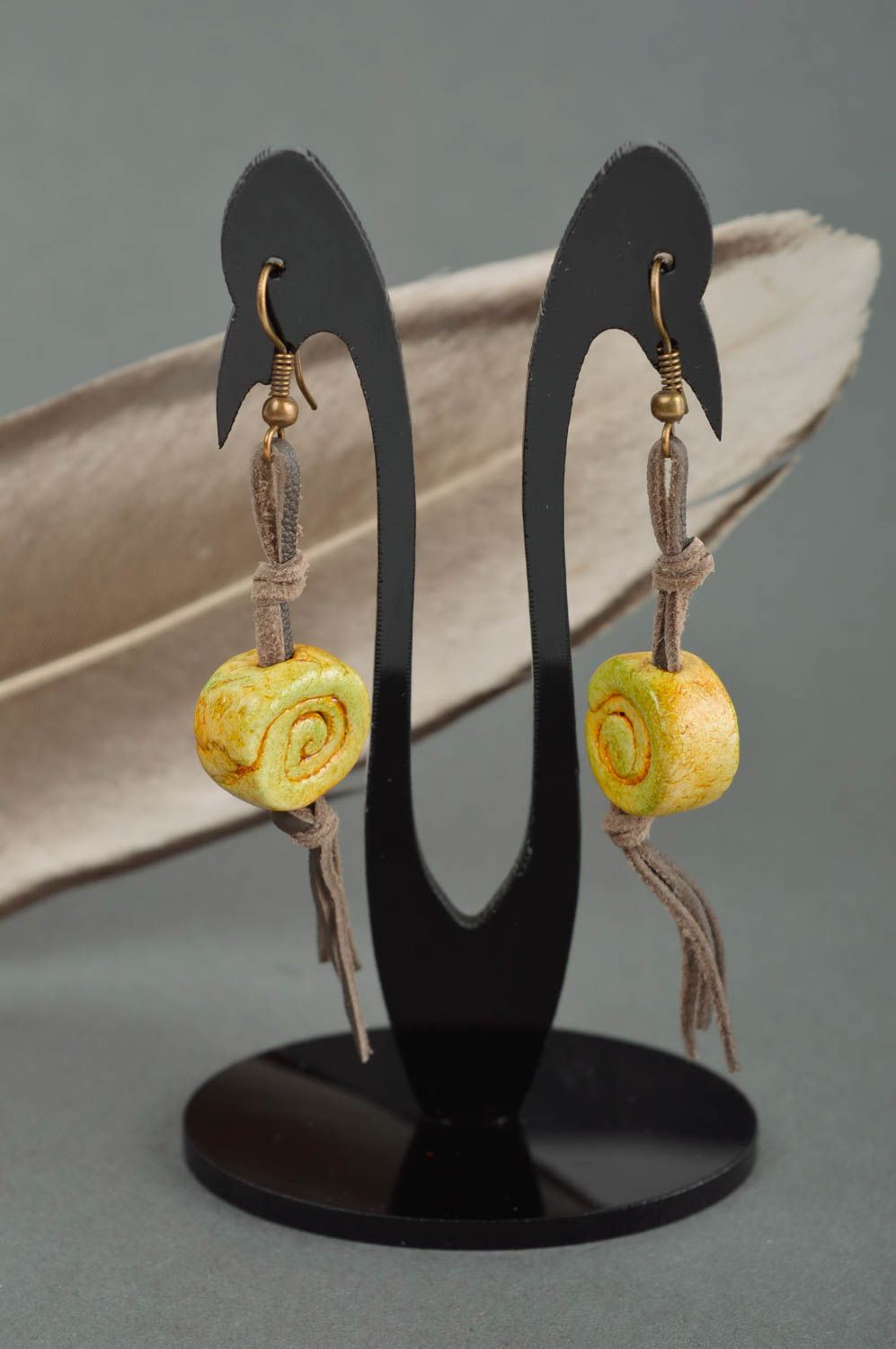 Boucles d'oreilles pendantes Bijou fait main design Accessoire femme jaune photo 1