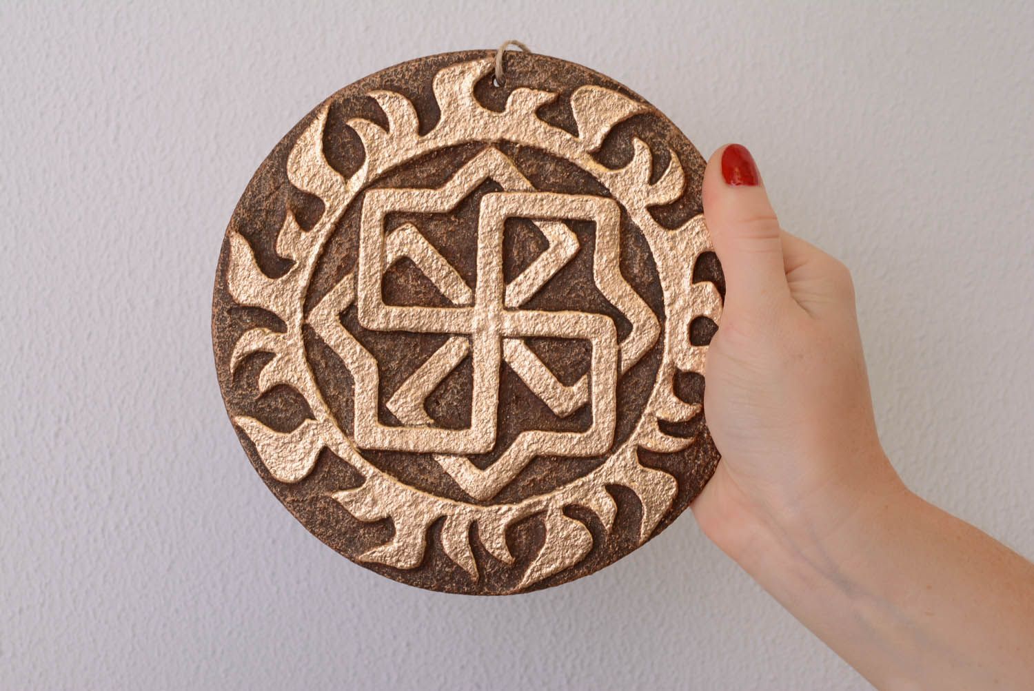 Prato -talismã redondo de argila feito à mão para decoração do interior em estilo étnico Molvinets foto 4