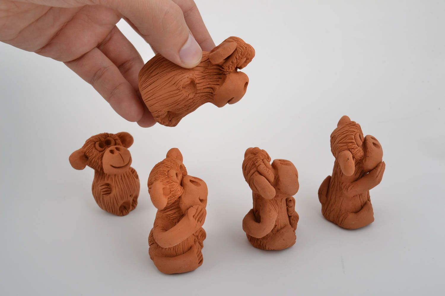 Set de statuettes en forme de singes amusantes fait main 5 pièces en terre cuite photo 5