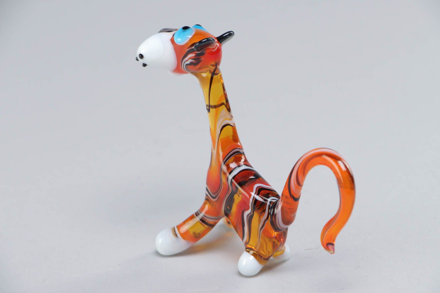 Figura de vidrio en miniatura artesanal en la técnica lampwork con forma de tigre sentado foto 4