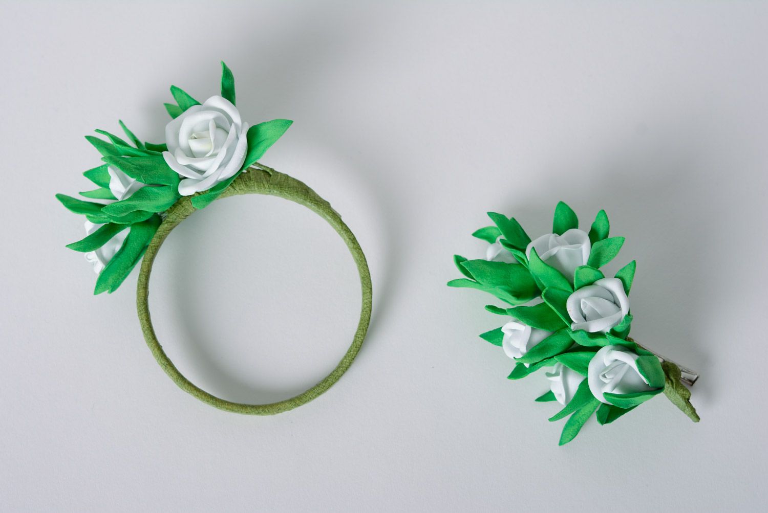 Conjunto de adornos de pulsera con flores y pinza para el pelo artesanal  foto 1