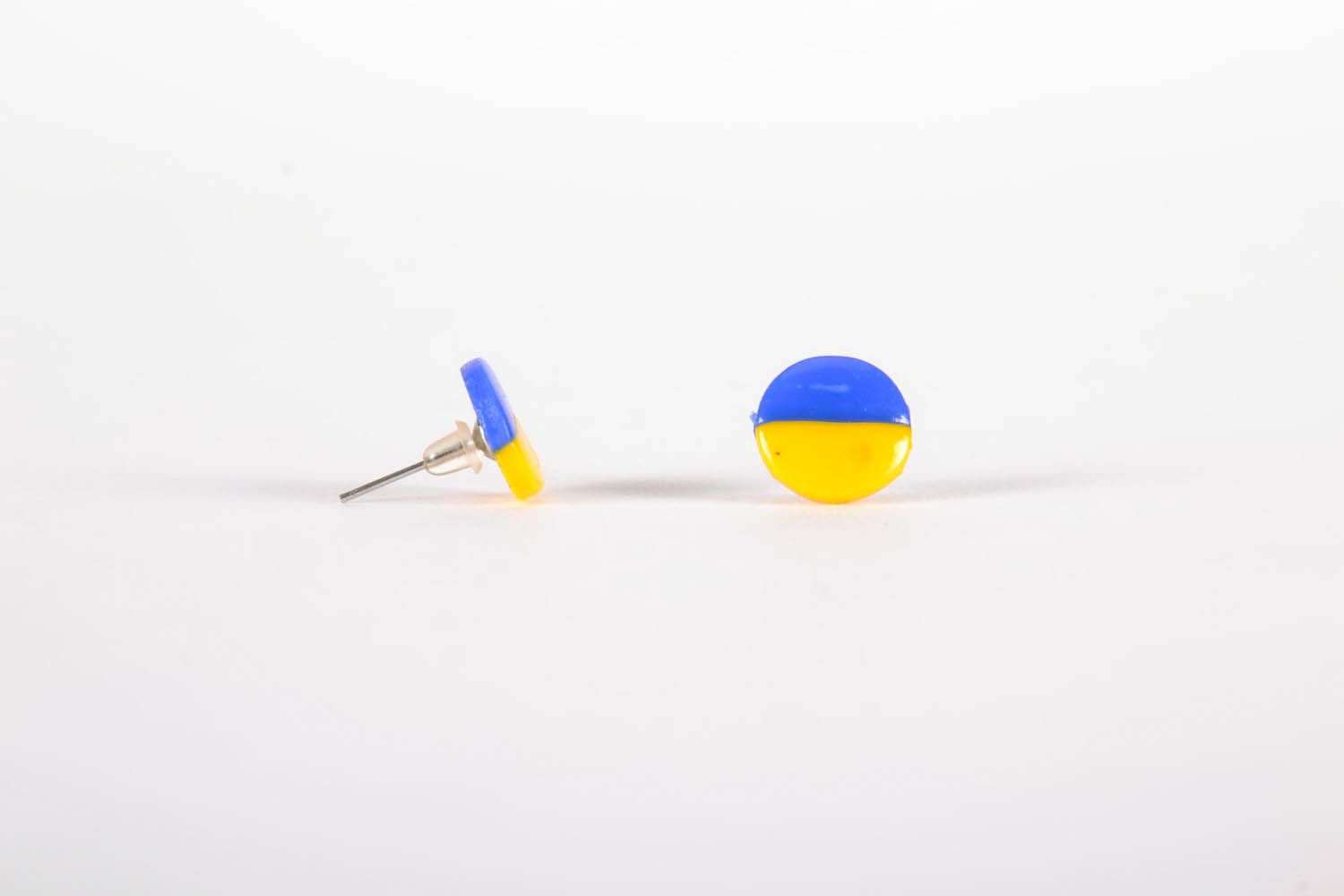 Boucles d'oreilles artisanales en pâte polymère bleues et jaunes photo 3