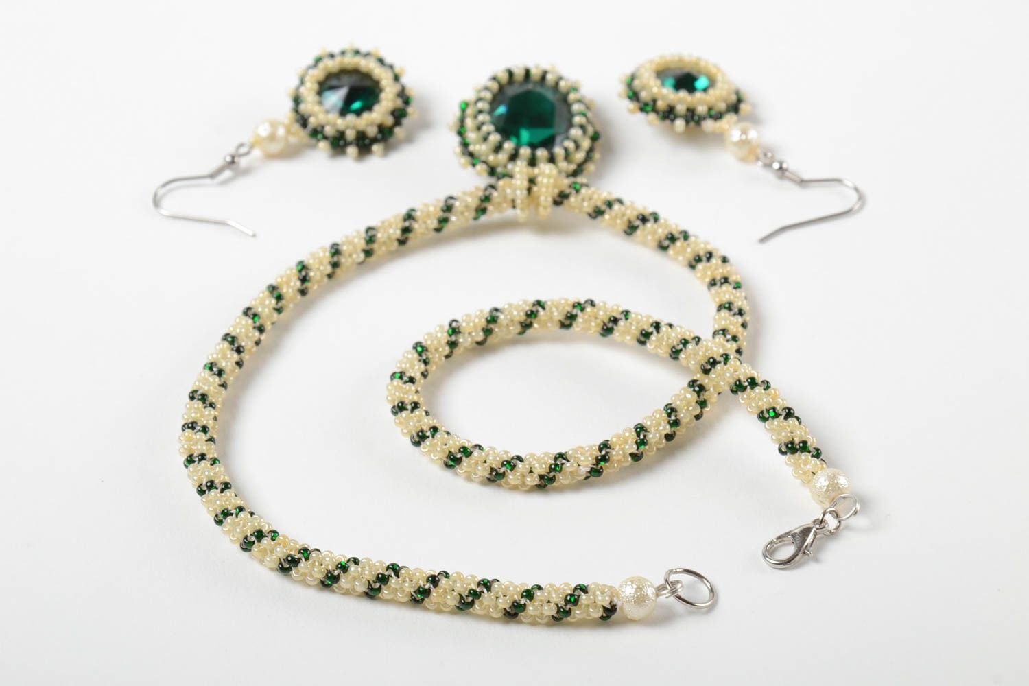 Parure de bijoux en perles de rocaille faits main collier et boucles d'oreilles photo 3