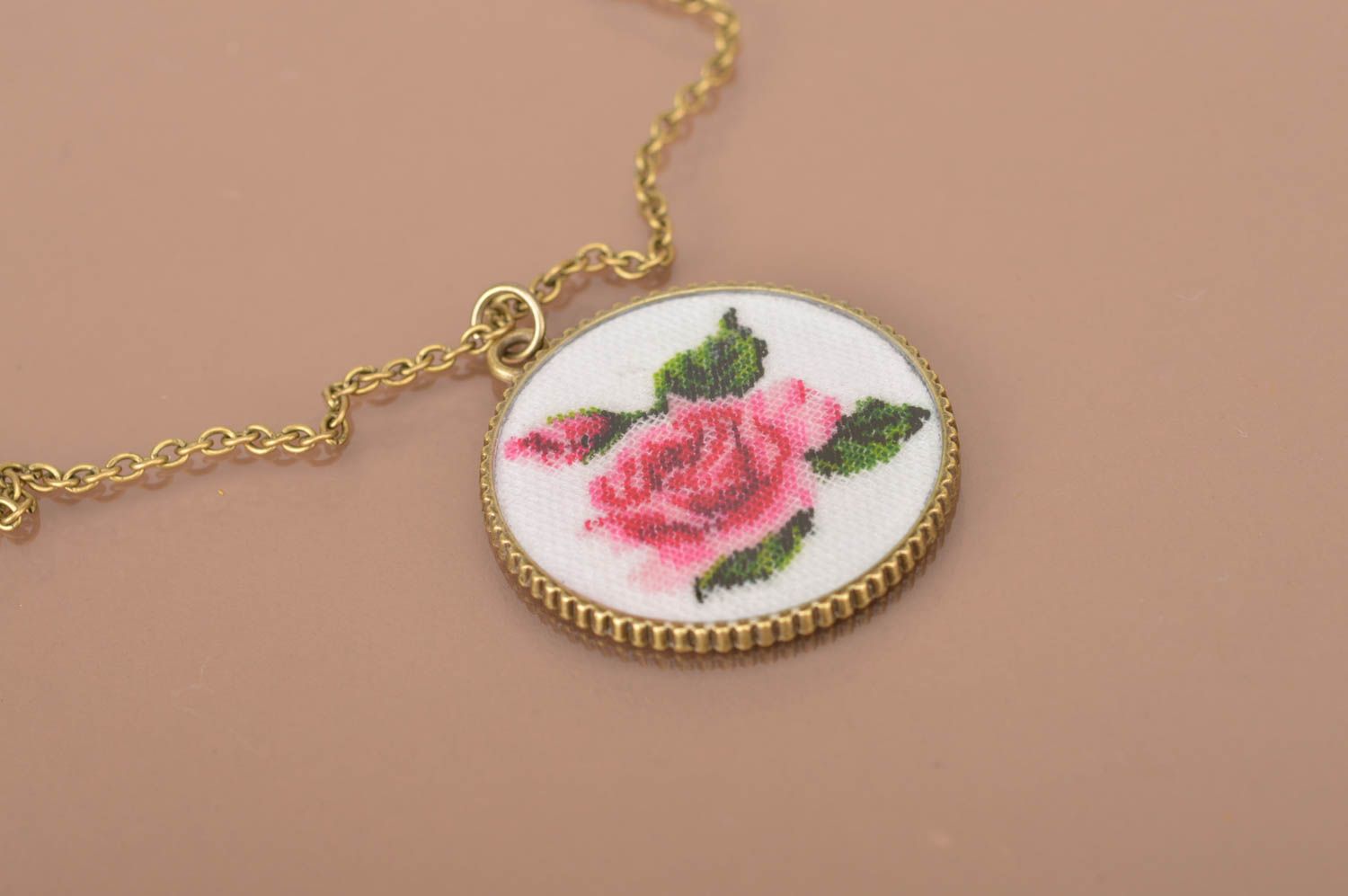 Pendentif blanc avec fleur rose Bijou fait main rond brodé original Cadeau femme photo 3
