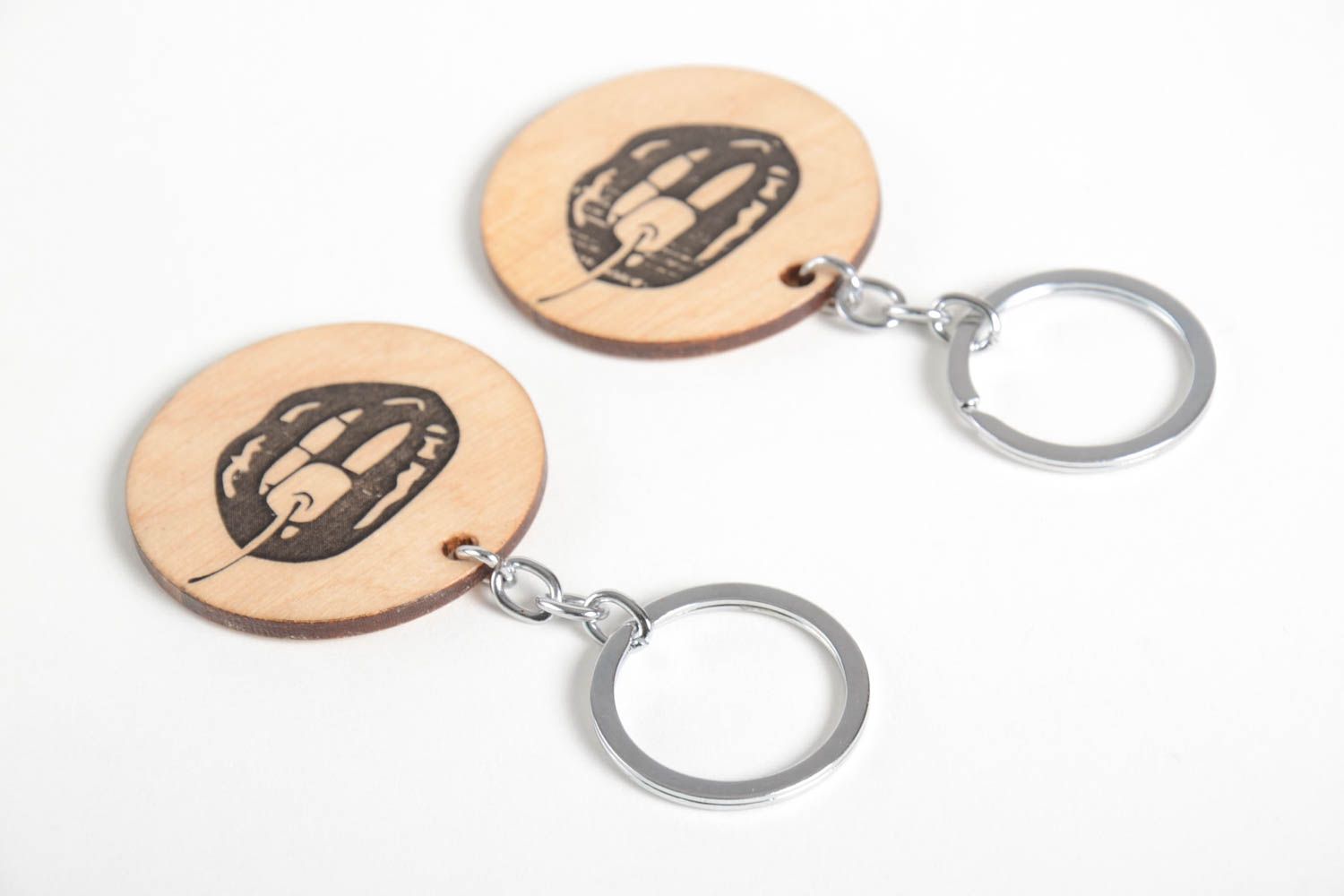 Porte-clés en bois faits main ronds avec lèvres 2 pièces Accessoires design photo 2