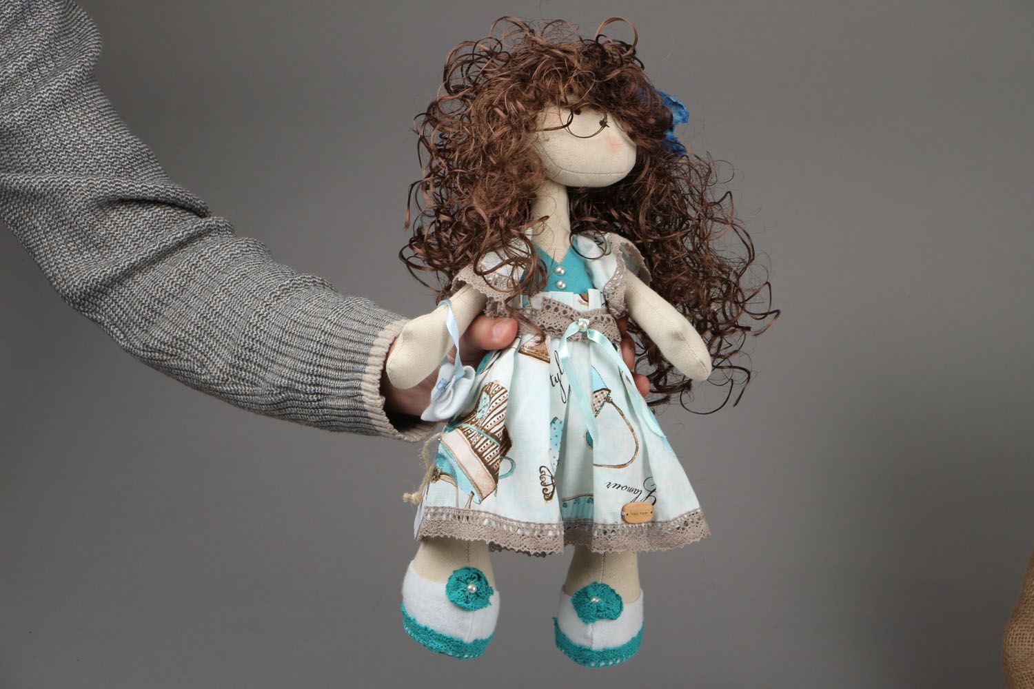 Мягкая кукла в голубом платье фото 4