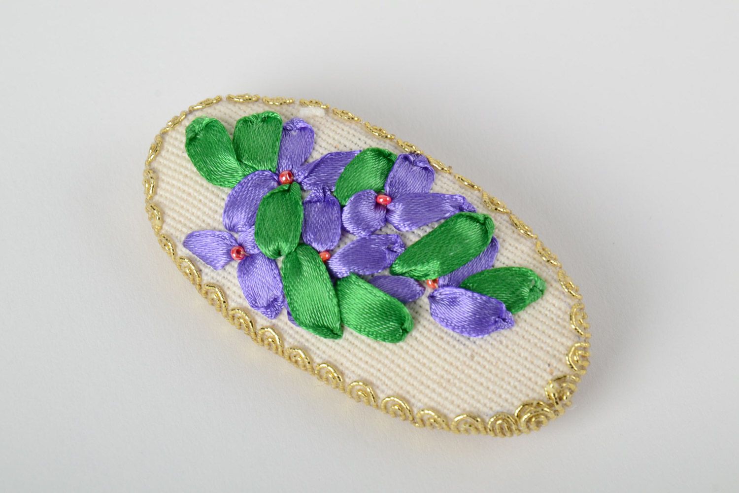 Handmade ovale Brosche mit Stickerei oval mit Atlasbändern Lila Blumen foto 2
