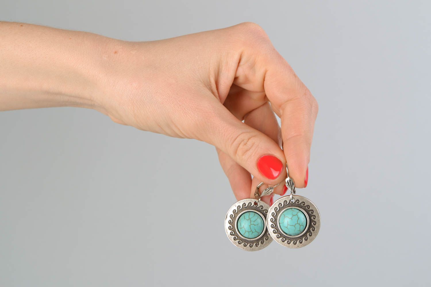 Boucles d'oreilles en métal et turquoise rondes faites main pour femme photo 2