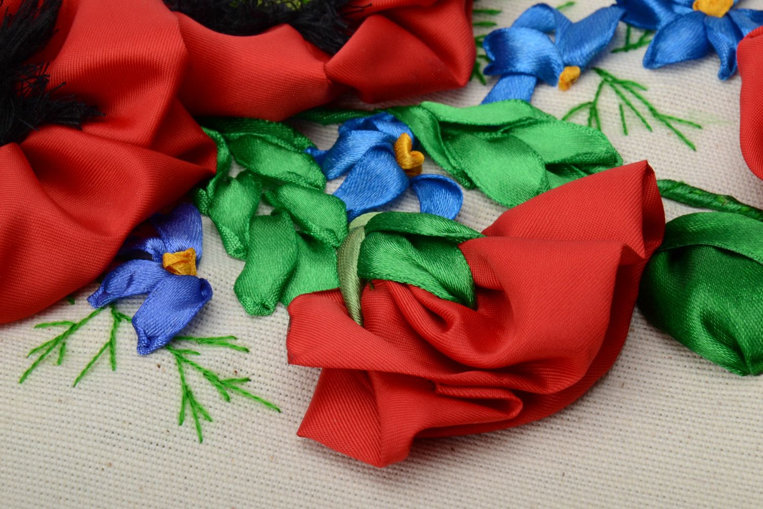 Tableau brodé aux rubans rectangulaire avec fleurs rouges fait main original photo 3
