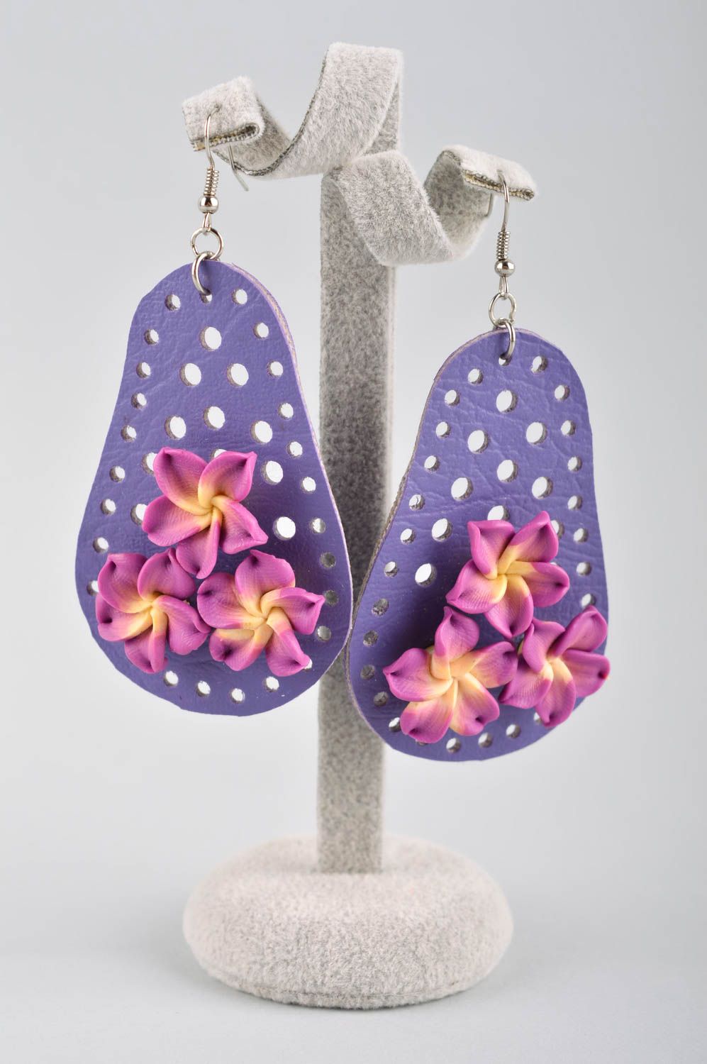 Boucles d'oreilles en cuir Bijou fait main violet avec fleurs Cadeau femme photo 2