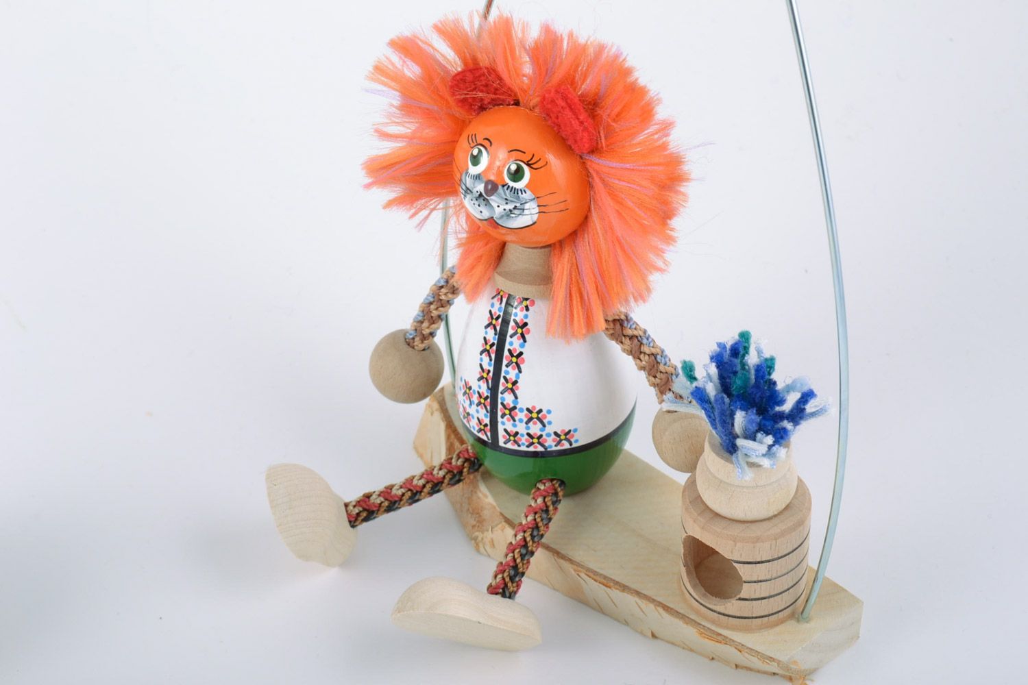 Kreatives kleines handmade Öko Spielzeug aus Holz für Kind Löwe auf der Bank foto 4