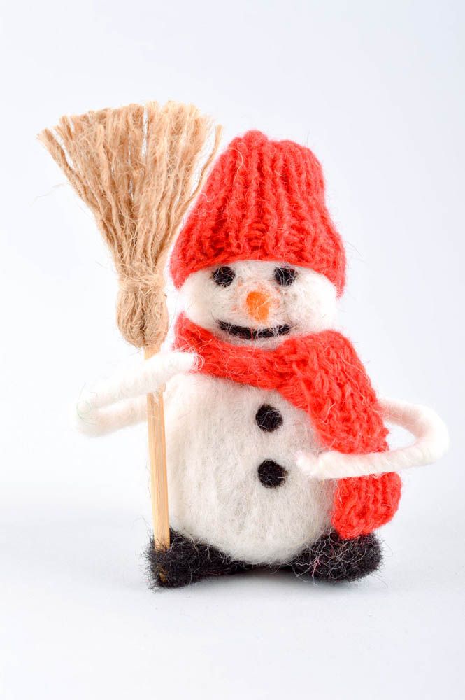 Валяная игрушка ручной работы фигурка из войлока игрушка из шерсти Снеговичок фото 2