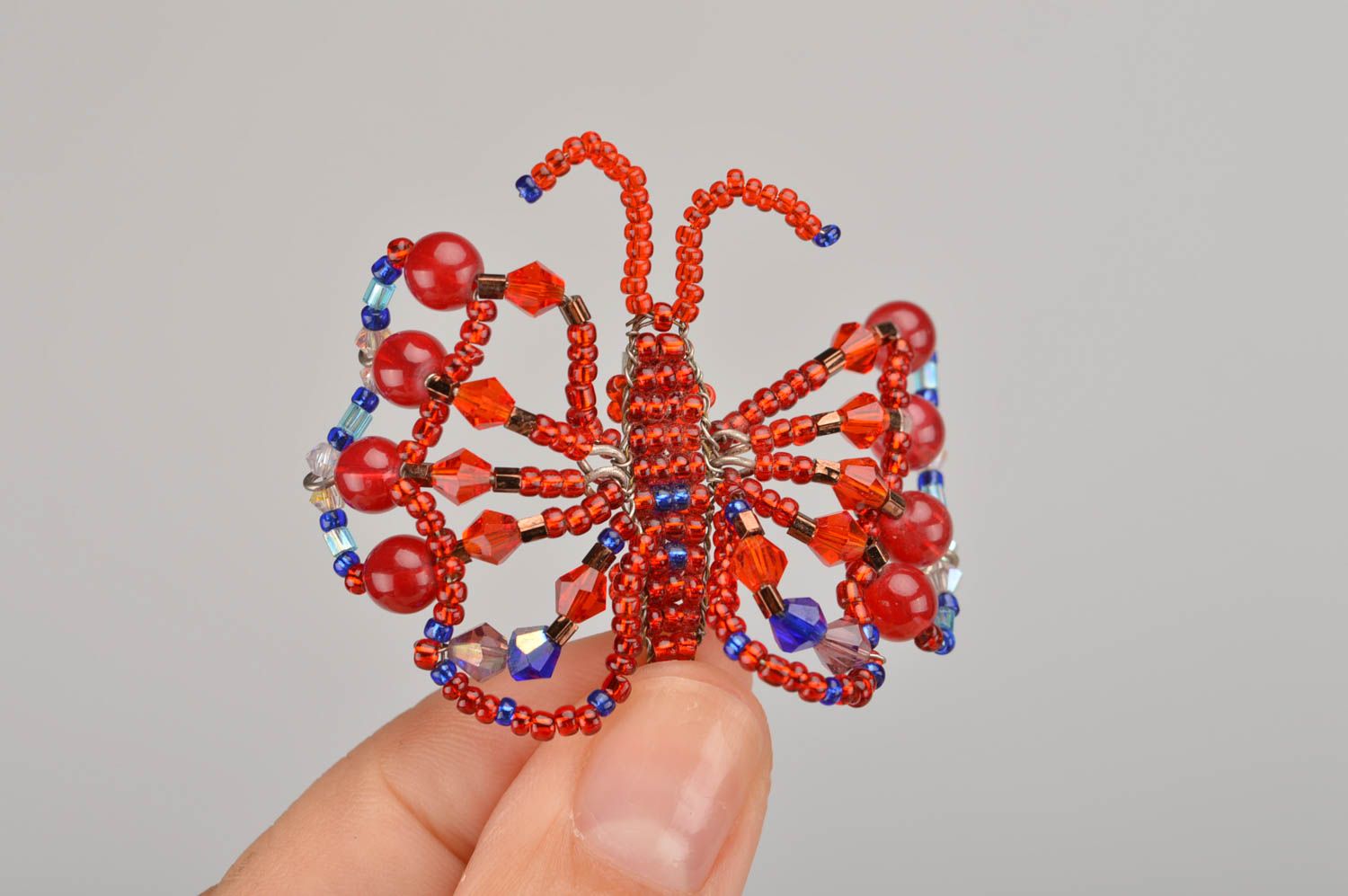 Broche papillon rouge en perles de rocaille faite main jolie de créateur photo 2