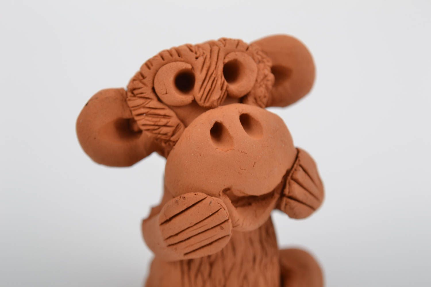 Statuina decorativa fatta a mano in ceramica scimmia divertente marrone
 foto 3