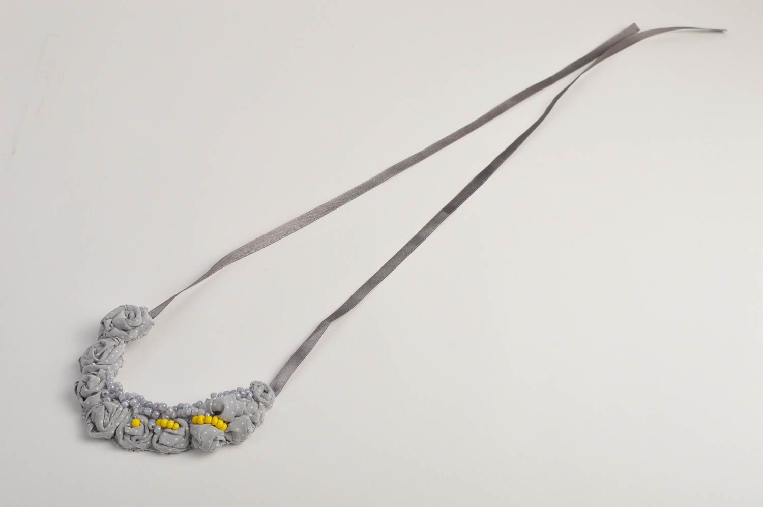 Collier textile gris Bijou fait main perles fantaisie jaunes Accessoire femme photo 3