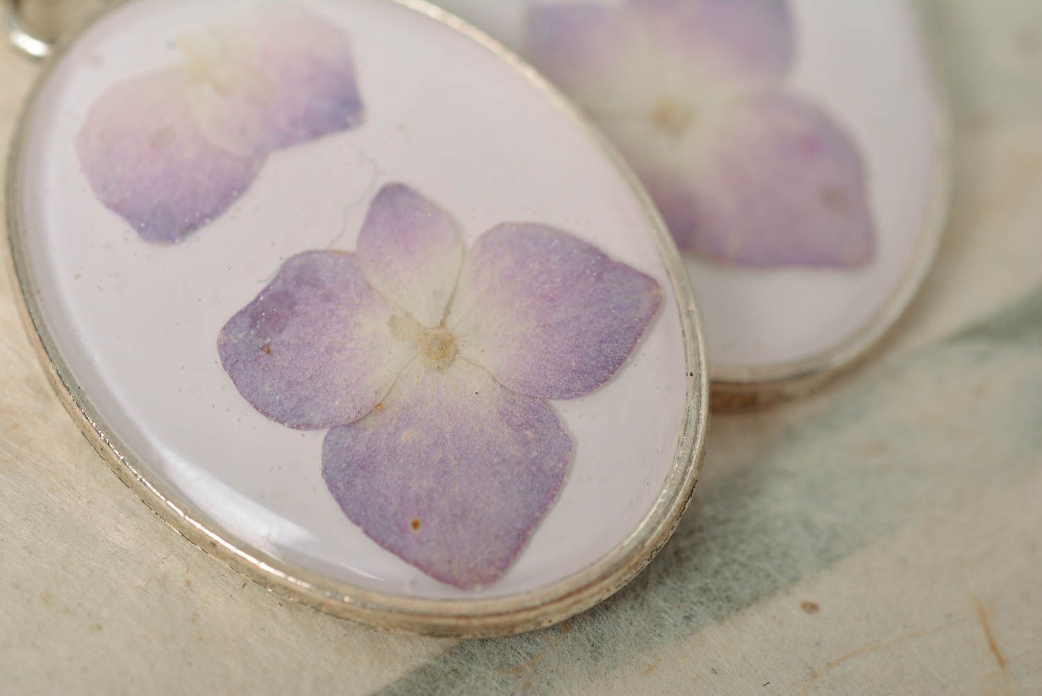 Pendientes con flores secas en resina epoxi ovalados hechos a mano foto 3
