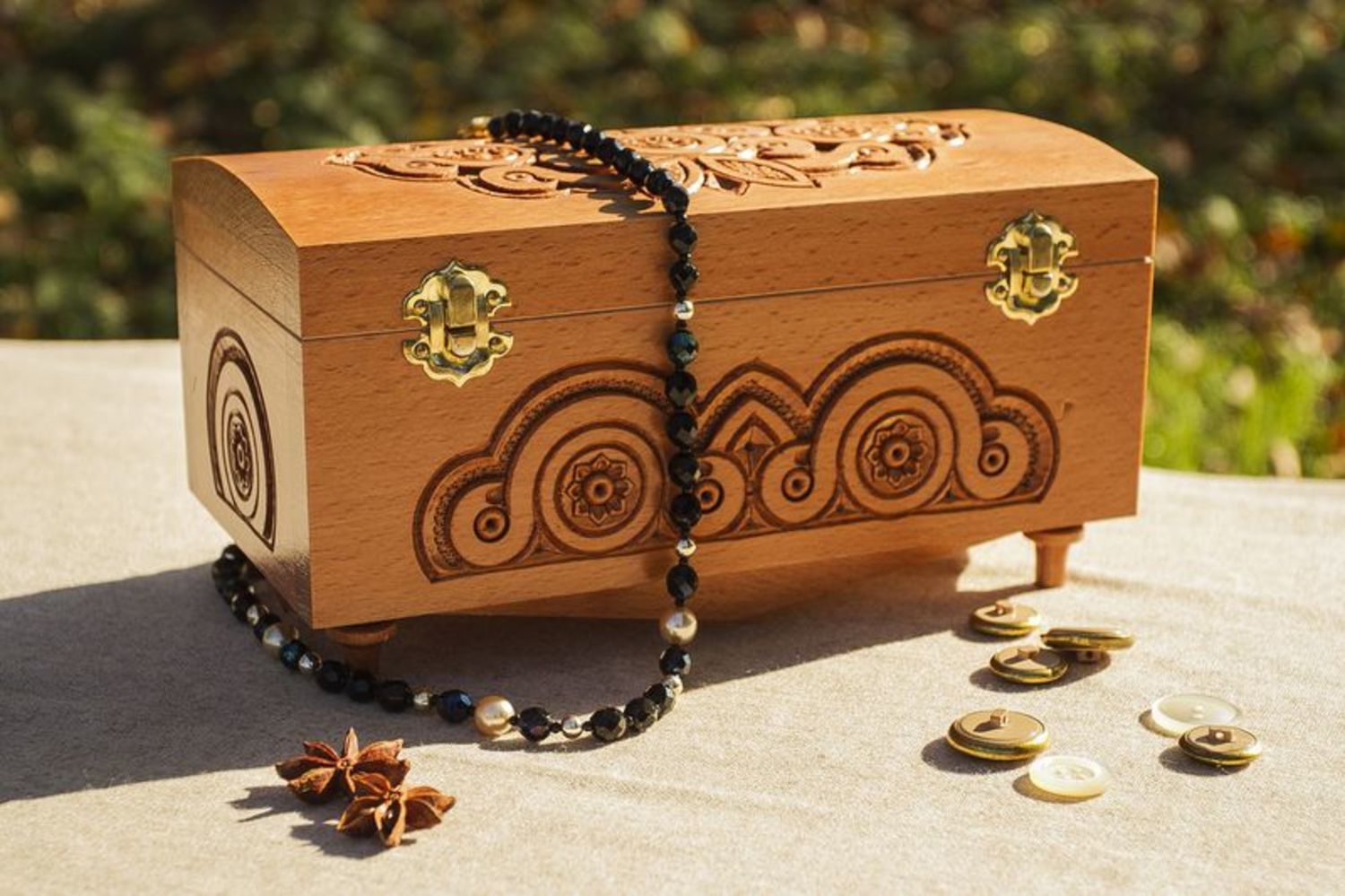 Porta-jóias de madeira esculpida à mão foto 1