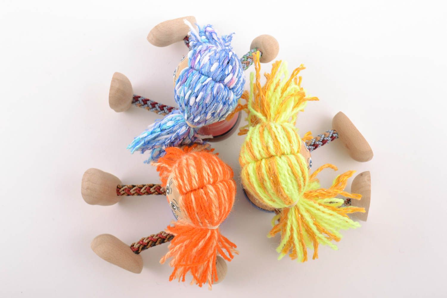 Деревянные эко игрушки подружки 3 штуки расписанные красками ручной работы фото 2
