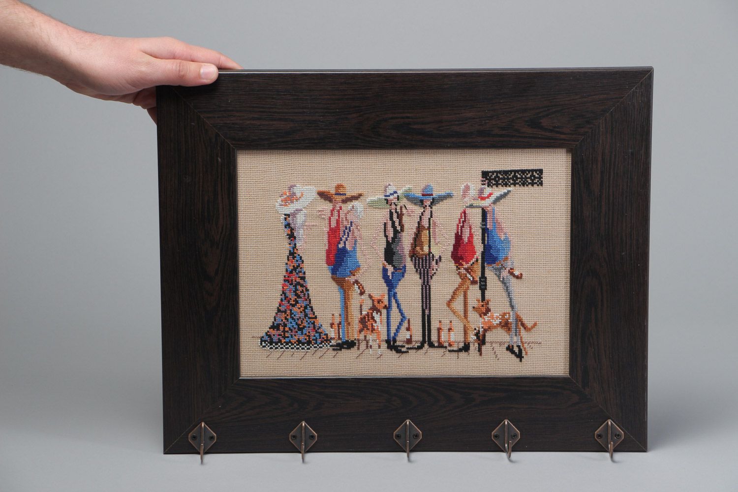 Llavero de madera con cuadro bordado en punto de cruz artesanal decoración  foto 5