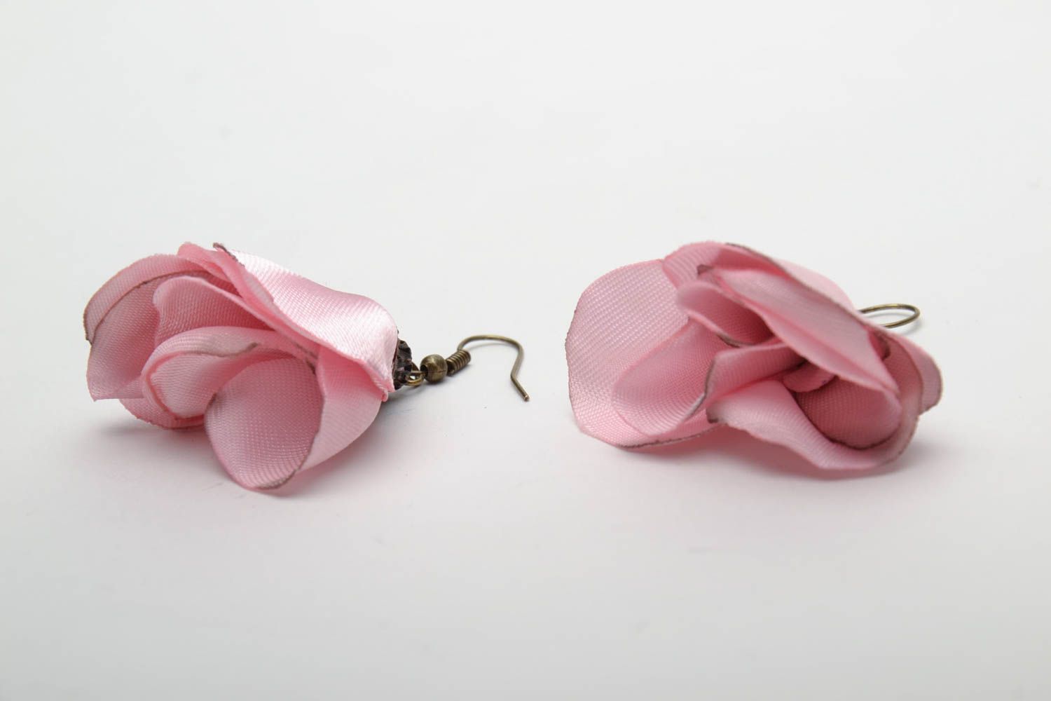 Pendientes artesanales con forma de flores de cintas de raso foto 4