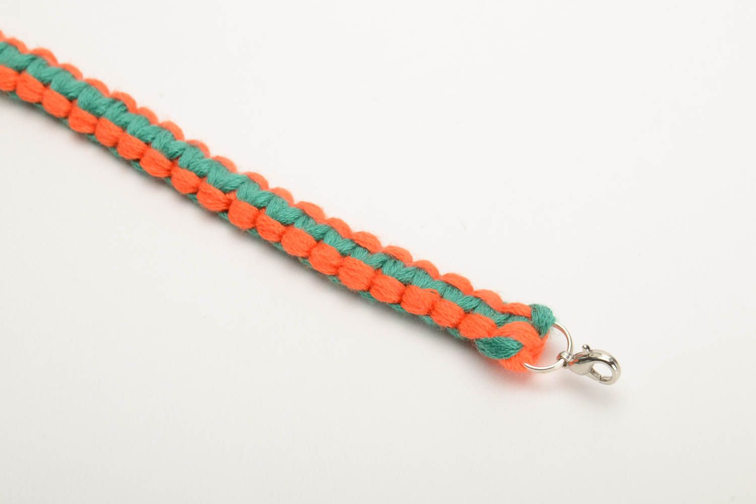 Плетеный браслет из ниток мулине ручной работы тонкий красивый оранжево-зеленый фото 2