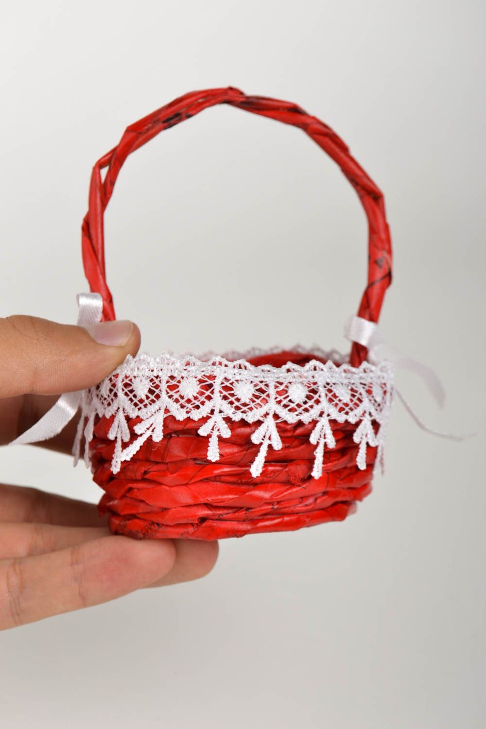 Декоративный предмет ручной работы корзина из бумаги плетеная корзина маленькая фото 2