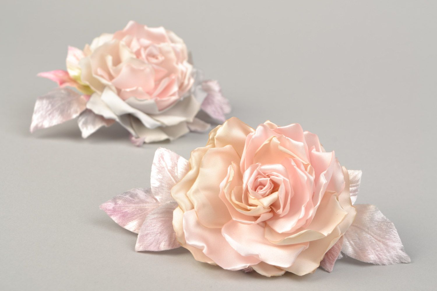 Set of women's handmade stylish flower brooches of pastel color 2 items photo 4