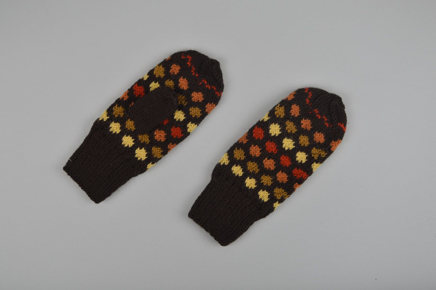 Варежки из шерсти связанные вручную с жаккардовыми узорами женские многоцветные фото 4