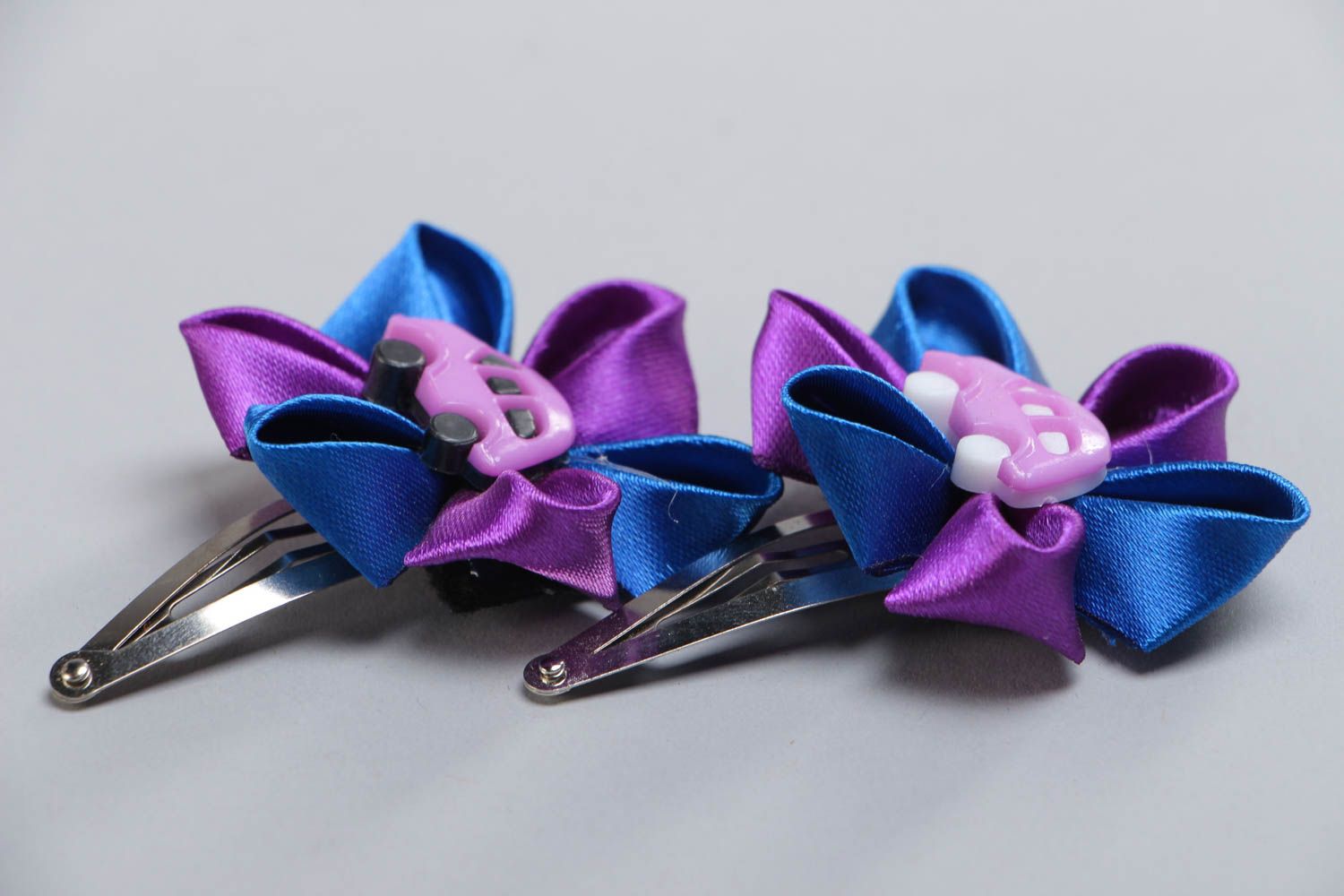 Set of 2 beautiful handmade children's hair clips with ribbon flowers and cars photo 3
