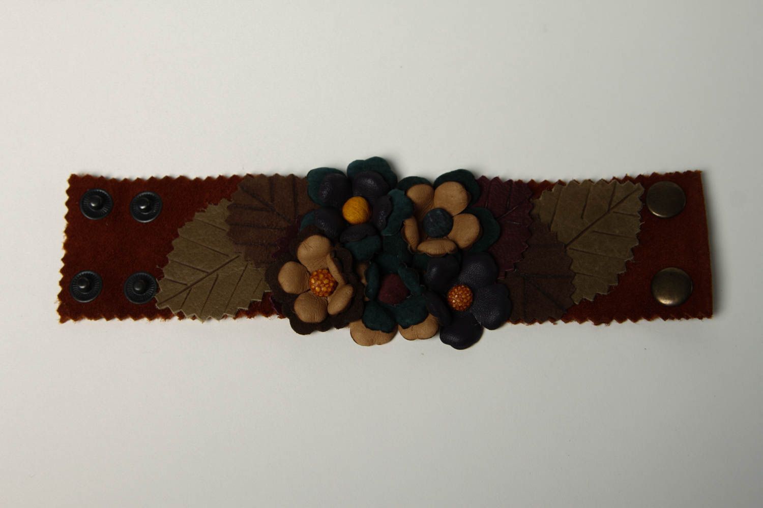 Bracelet cuir Bijou fait main brun foncé fleurs Accessoire en cuir design photo 3