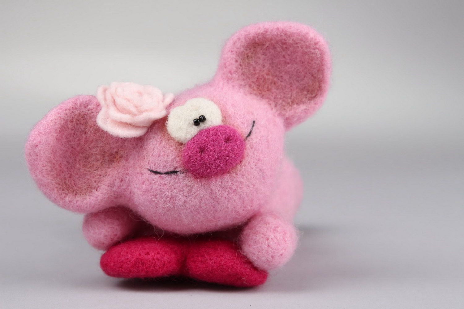 Soft toy made from wool Pig in love photo 3