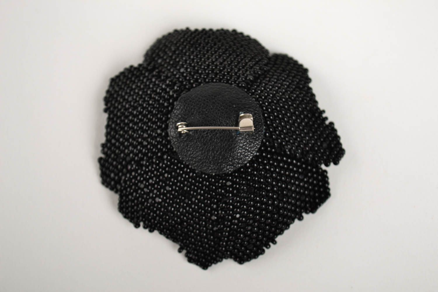 Broche fleur noire Bijou fait main en perles de rocaille Cadeau pour femme photo 2