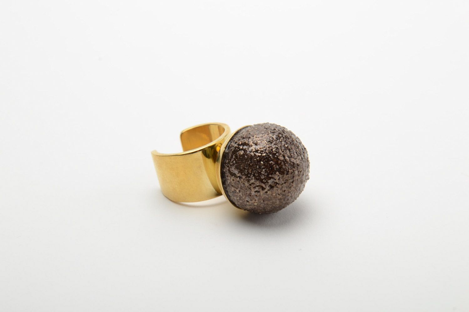 Коричневое кольцо из керамики с латунной основой ручной работы авторское женское фото 2