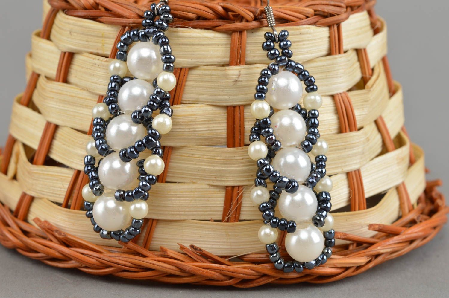 Boucles d'oreilles en fausses perles et perles de rocaille pendantes faites main photo 1
