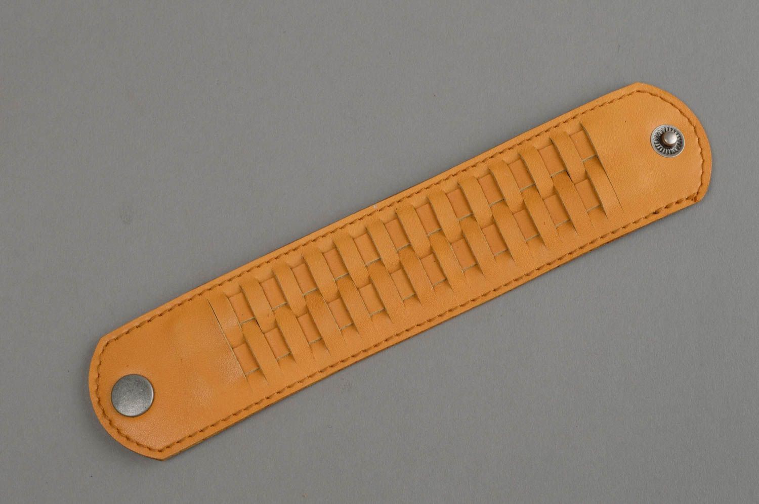 Gelbes breites handmade Armband aus Leder mit Knopfverschluss Designerarbeit foto 2