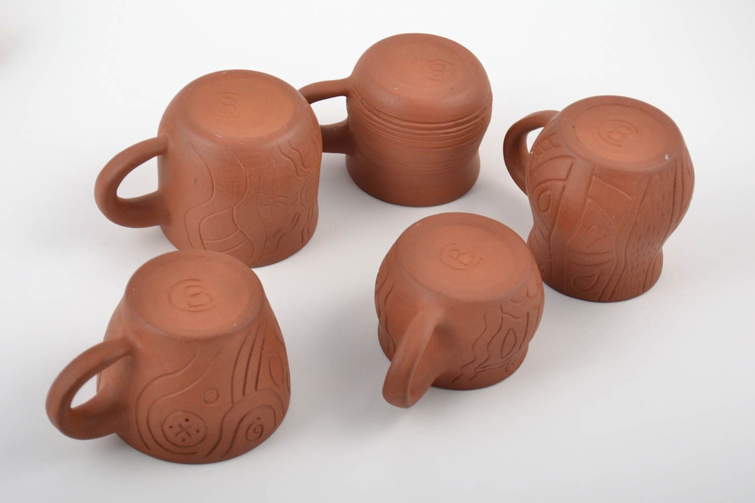 Conjunto de tazas cerámicas hechas a mano marrones cinco piezas foto 4