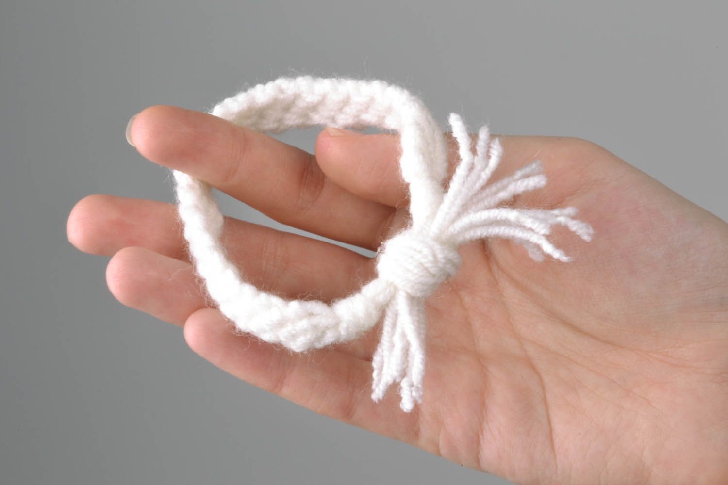 Белый плетеный браслет  фото 2