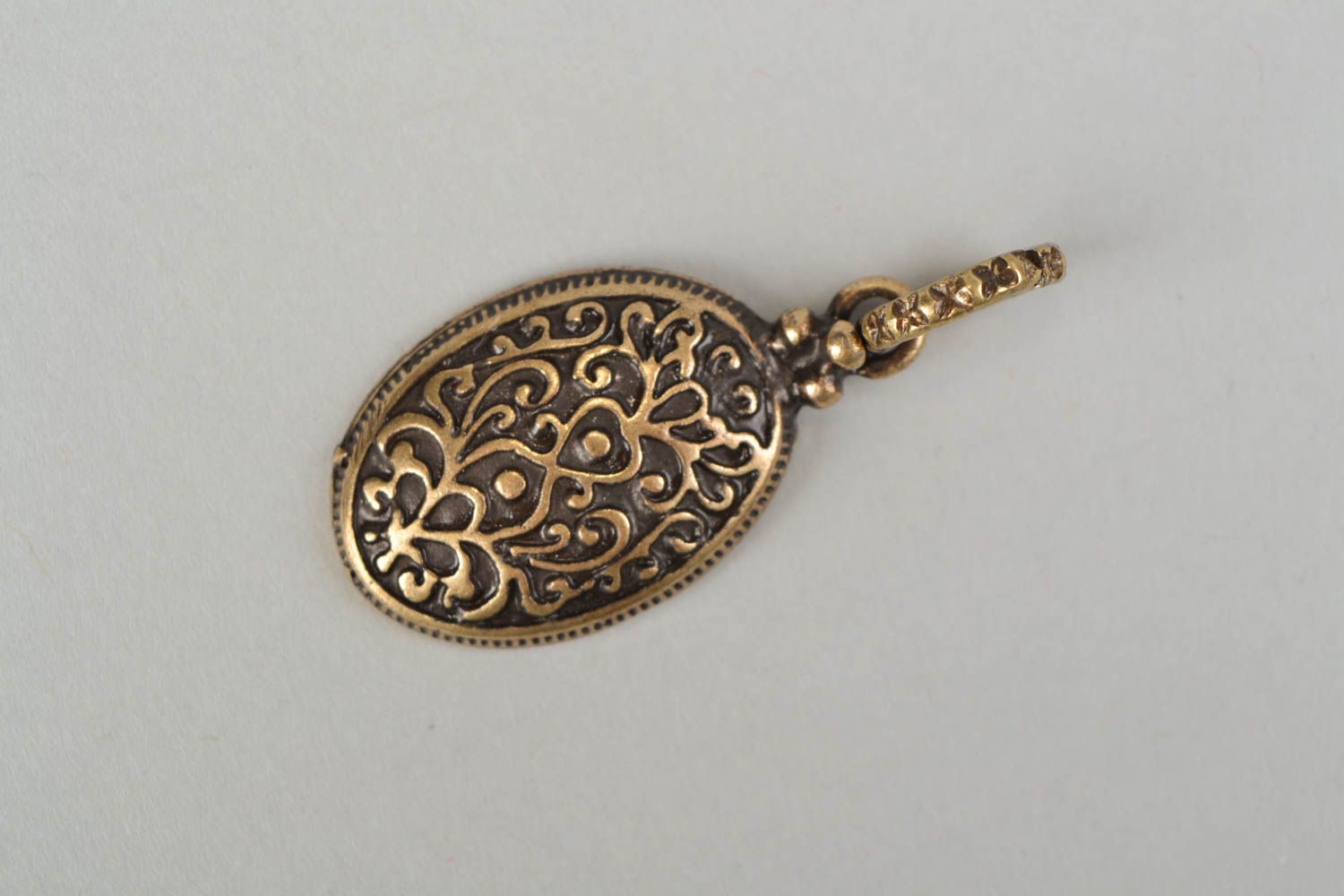 Pendentif en métal fait main ethnique original ovale de style de Byzance photo 3