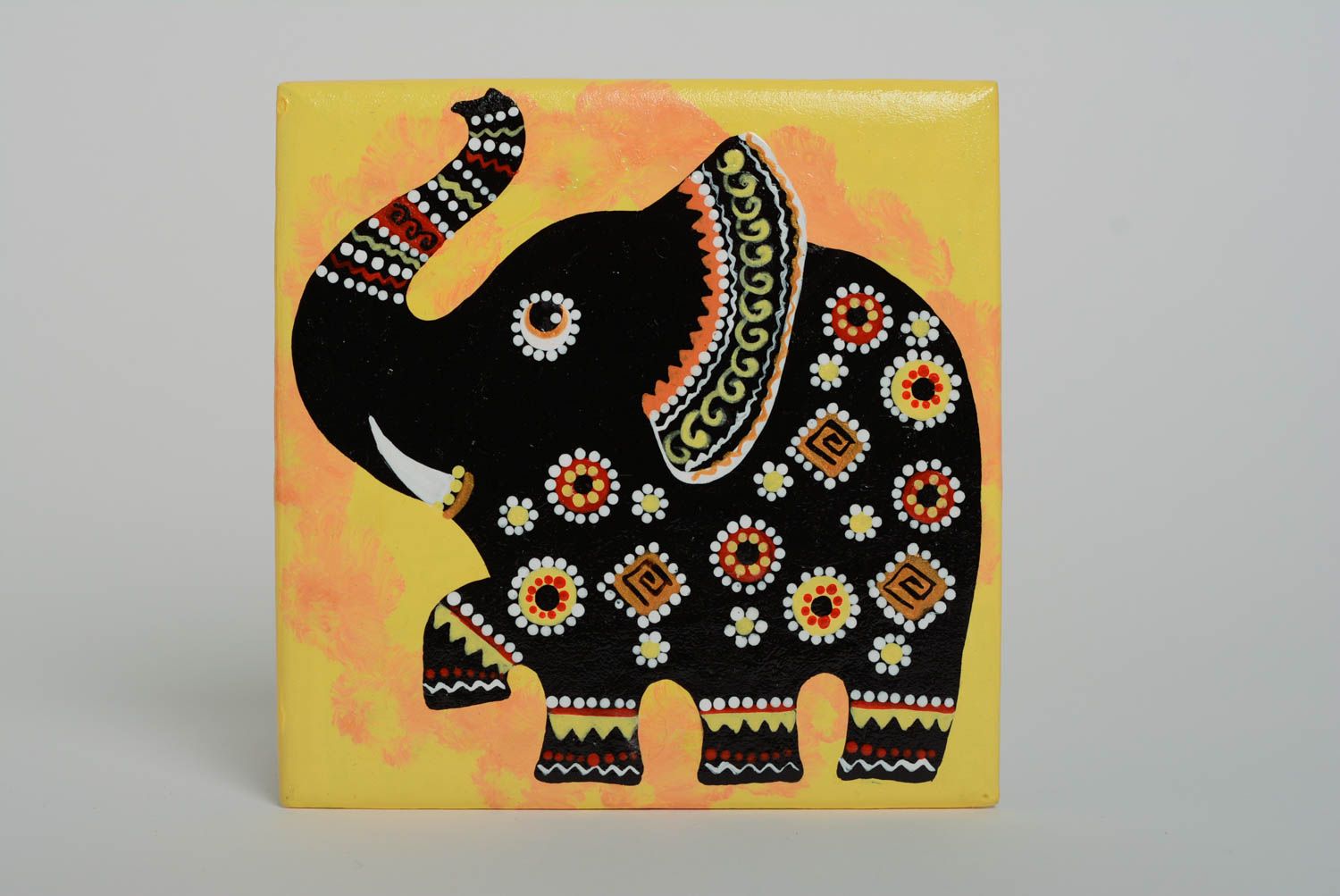 Панно расписанное акриловыми красками из ДВП ручной работы квадратное со слоником фото 1