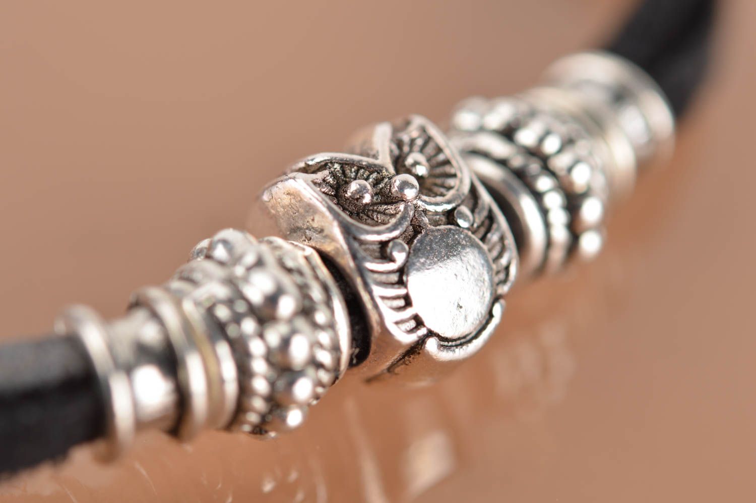 Bracelet en suède fait main gris noir avec détails en métal bijou design casual photo 4