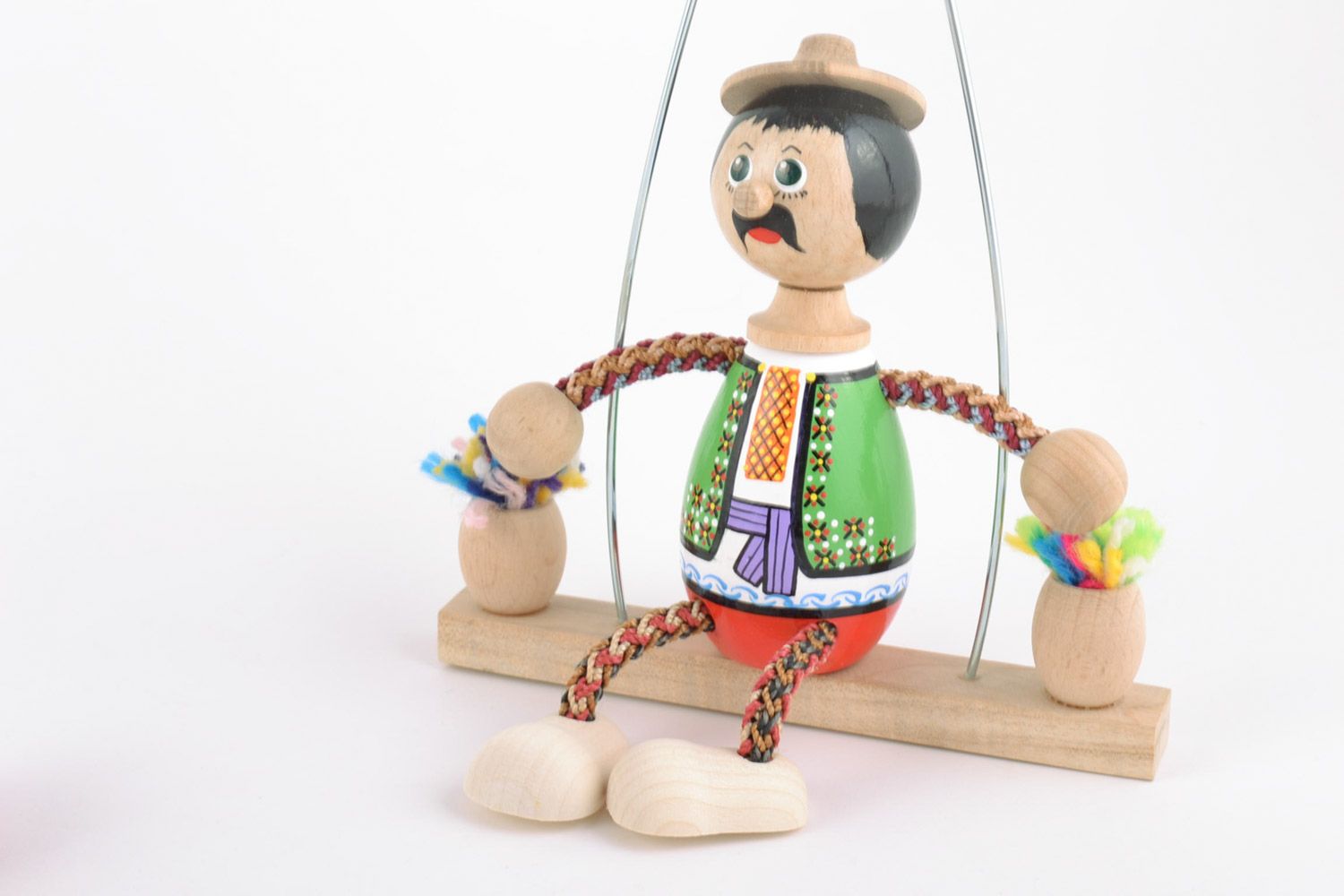 Handmade bemaltes buntes Öko Spielzeug aus Holz mit Feder Junge auf Schaukel foto 4
