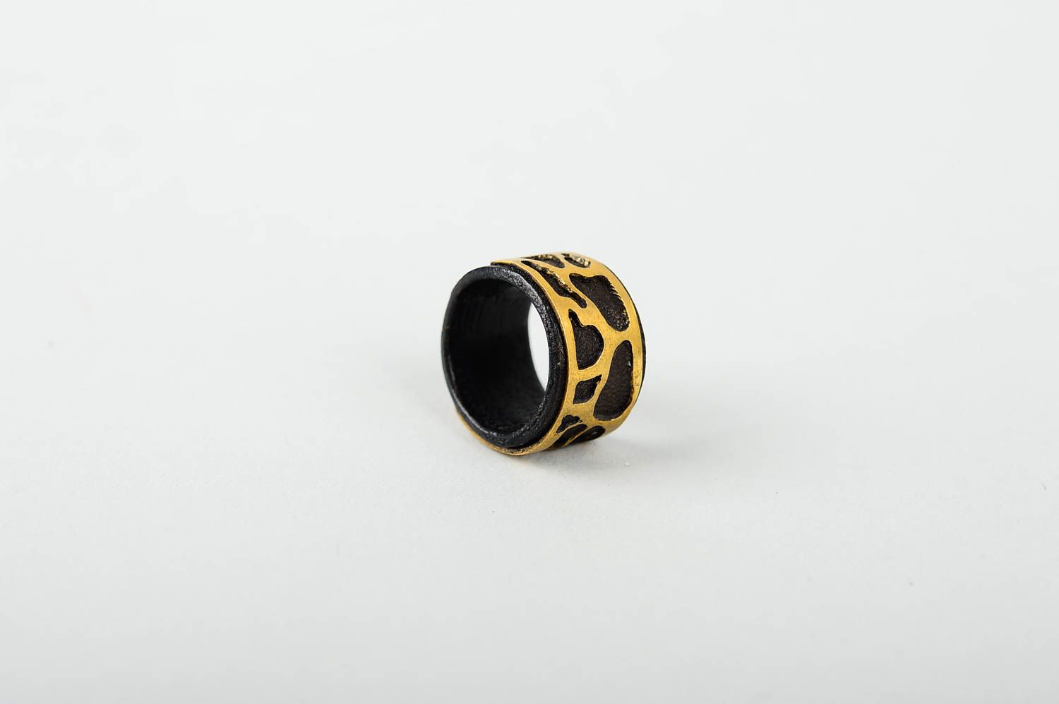 Кольцо ручной работы металлическое украшение кольцо из кожи женское широкое фото 1