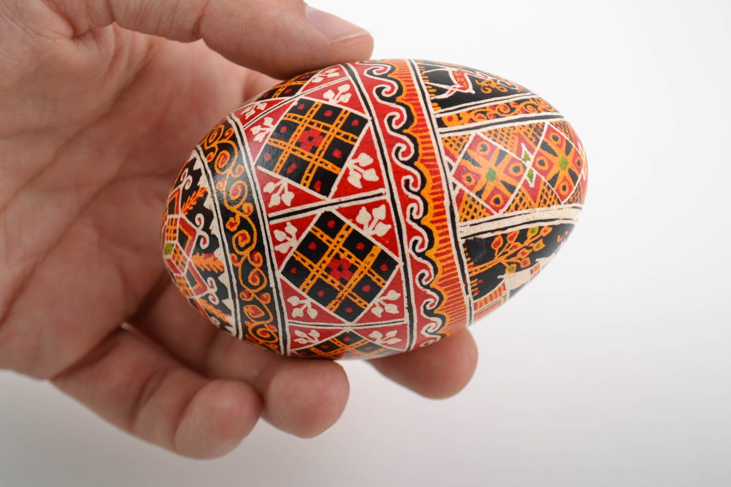 Huevo de Pascua de ganso pintado con tintes acrílicos artesanal bonito foto 2