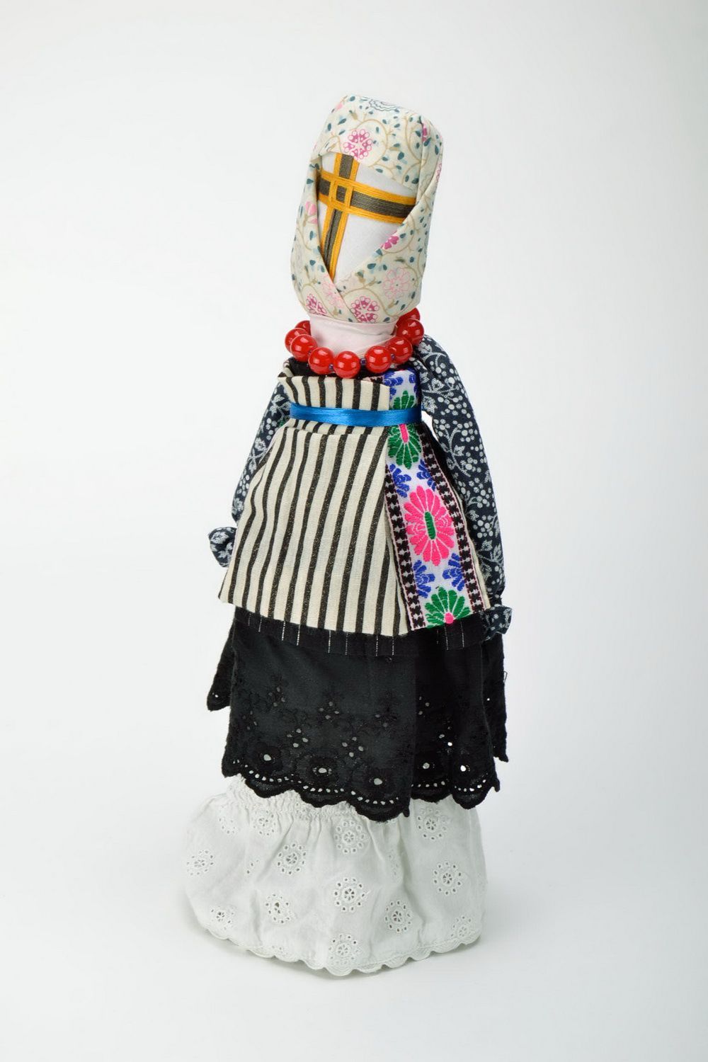 Künstlerische Puppe Motanka im schwarz-weißen Kleid foto 1