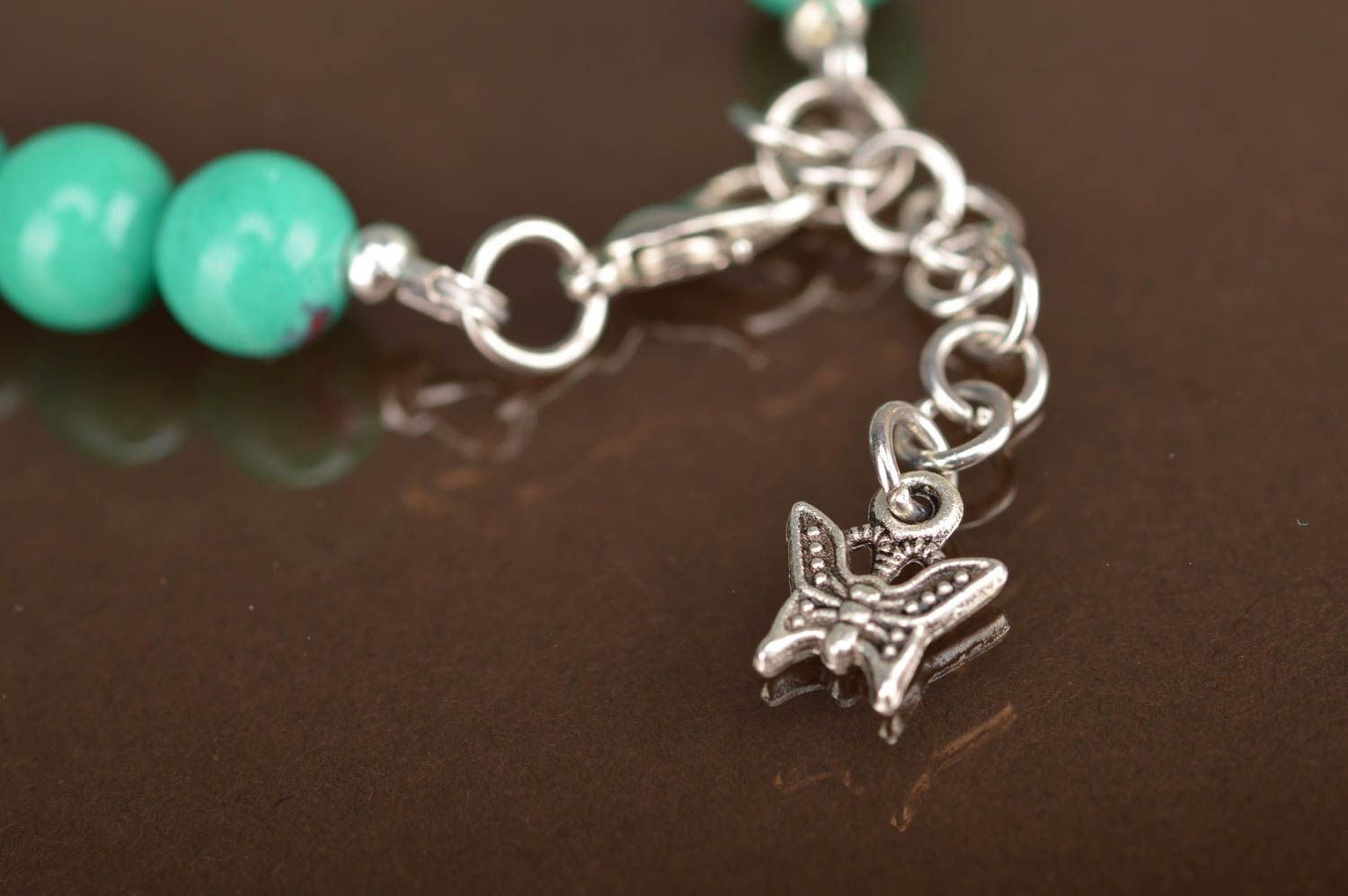 Bracelet en perles fantaisie imitant la turquoise fait main avec papillon photo 4