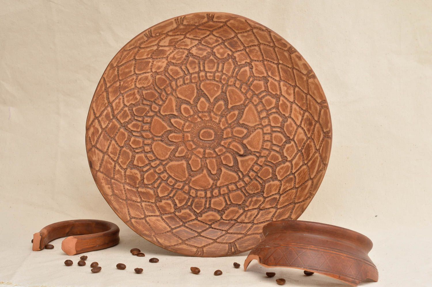 Assiette en céramique brune au motif riche faite main originale jolie cadeau photo 1