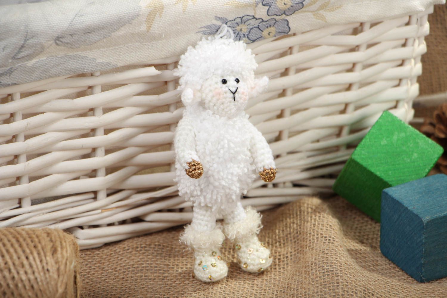 Мягкая вязаная игрушка Белая овечка фото 5