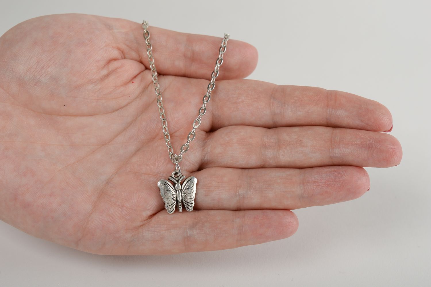 Colgante hecho a mano accesorio para mujer colgante de metal Mariposa  foto 5