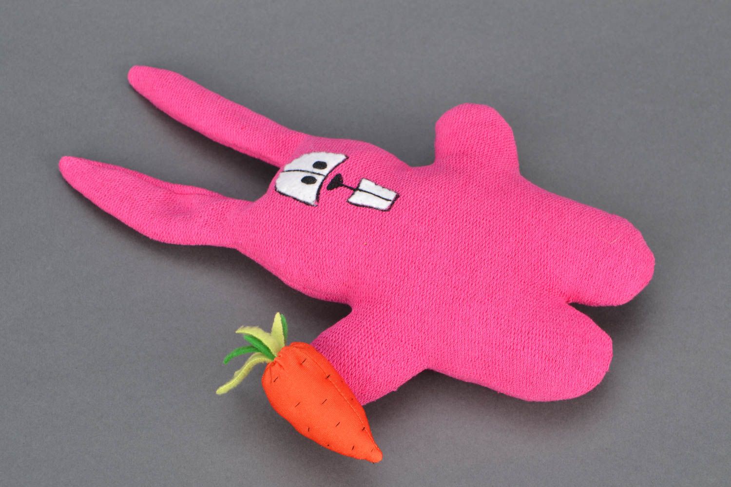 Мягкая игрушка из ткани Розовый кролик с морковкой фото 2