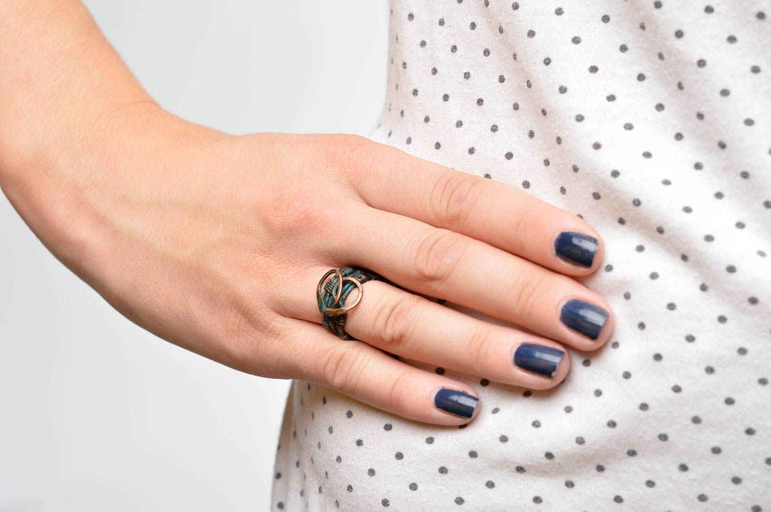 Metall Ring handgeschaffen Damen Modeschmuck stilvoller Ring am Finger foto 2